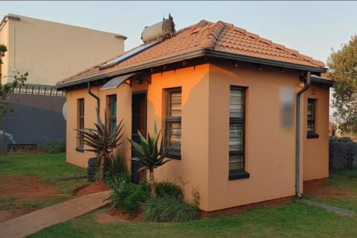 3-Bedroom House For Sale in Protea Glen with Garden and Parking for 4 Vehicles.