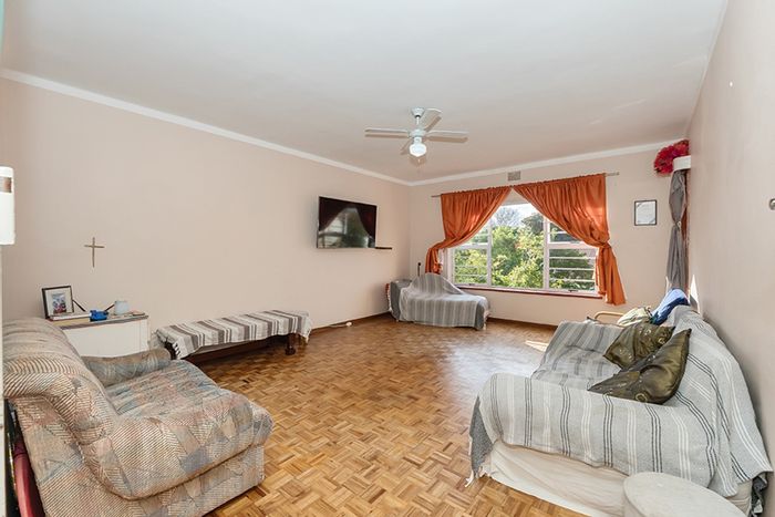 Heathfield Apartment For Sale: Spacious living, private balcony, pet-friendly, secure parking.