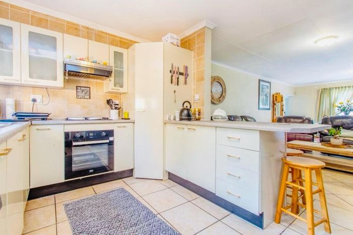 For Sale: House in Honeydew Grove with open-plan living, garden, and backup power.
