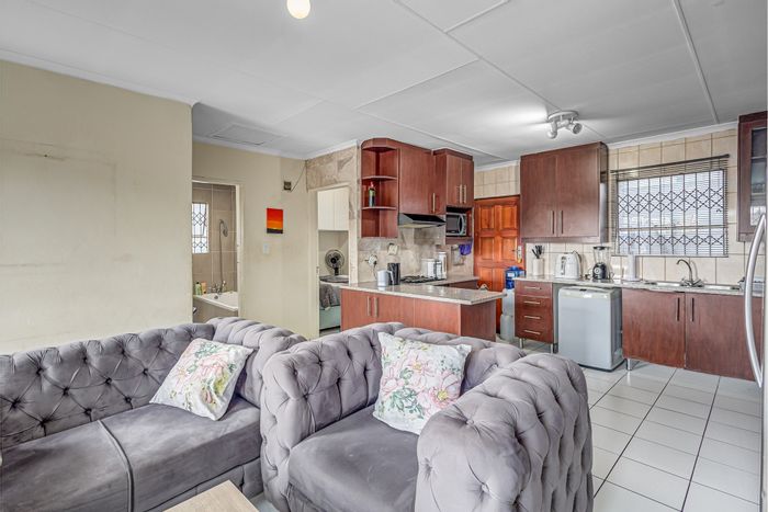 Kya Sands House For Sale: 2 beds, secure estate, outdoor space, double carport.