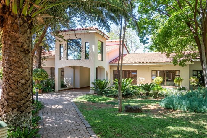 For Sale: House in Monument Heights with pool, guest flats, and double garage.