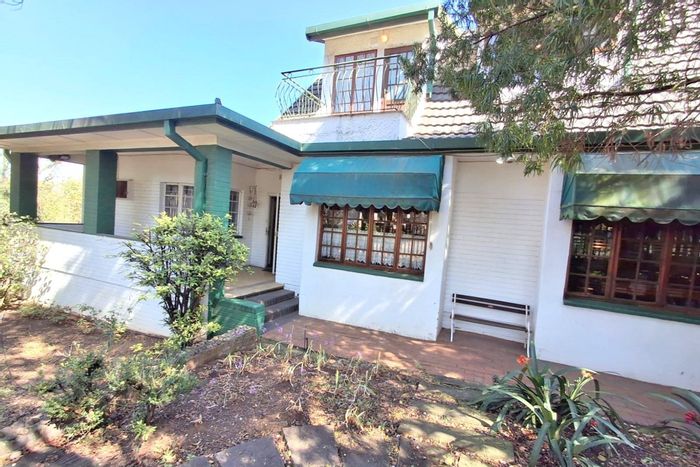 Eastleigh Ridge House For Sale: 3 beds, 4 cottages, pool, ample parking.