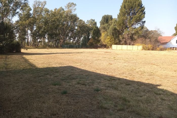 Farm in Tedderfield AH To Rent: Fenced yard, cottage, borehole water, shared farm.