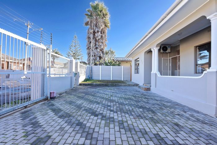 Glenlilly House For Sale: 3 bedrooms, large garage, entertainment areas, secure parking.