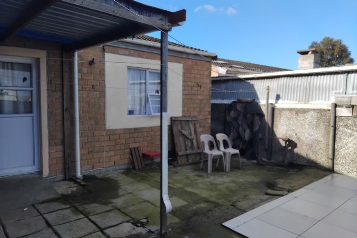 Lentegeur House For Sale: 2 Bedrooms, 1 Bathroom, Parking, Spacious Outdoor Area.