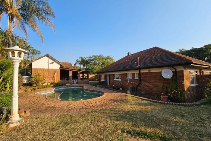 Barberton Central House For Sale: 3 beds, pool, garden, secure parking, pet-friendly.