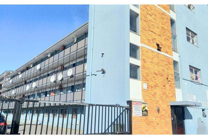 For Sale: Apartment in Maitland with 2 bedrooms, parking, and mountain views.