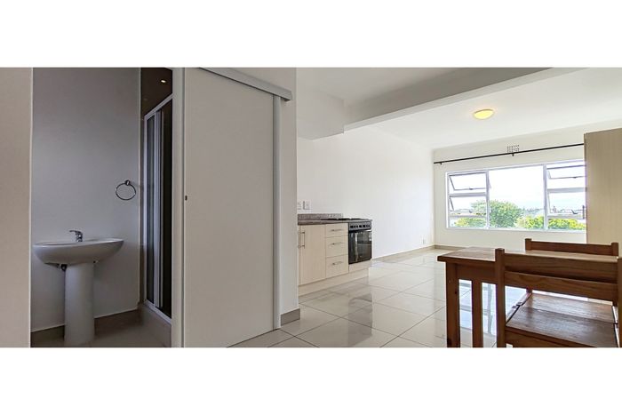 Heathfield Apartment For Sale: 1 bed, secure parking, fibre-ready, ideal for investors.
