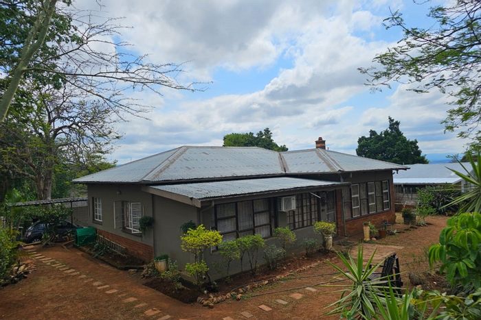 Barberton Central House For Sale: 3 beds, 2 baths, garden, flat, ample parking.