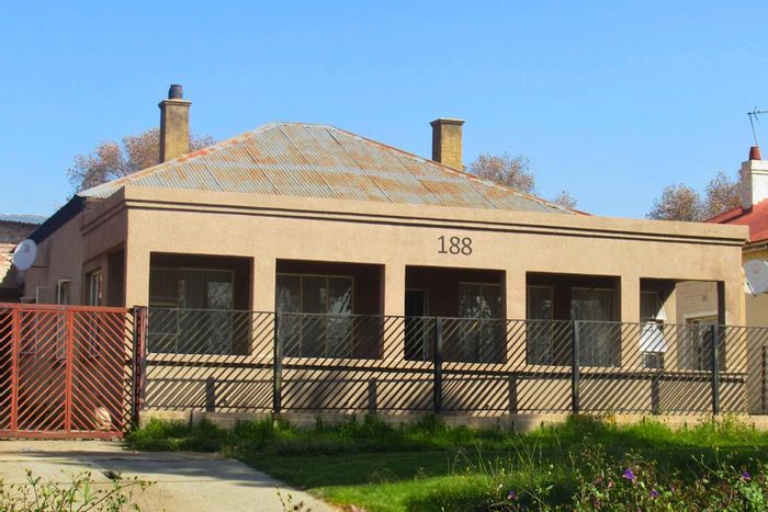 For Sale: House in Kenilworth with 3 beds, garage, terrace, and pet-friendly yard.