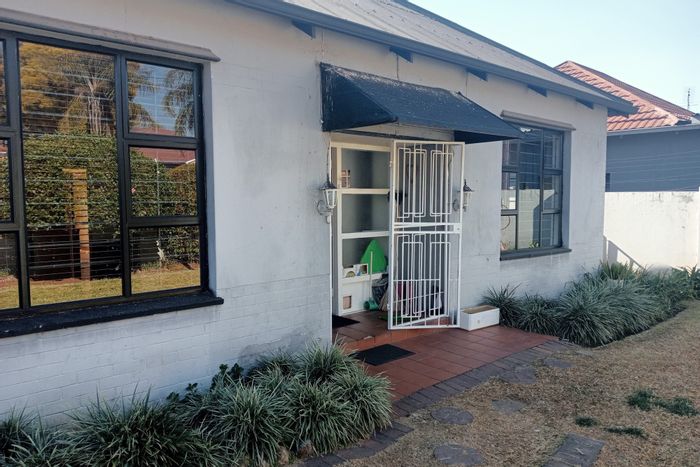 House To Rent in Highlands North: 3 Bedrooms, ample parking for 6 vehicles.