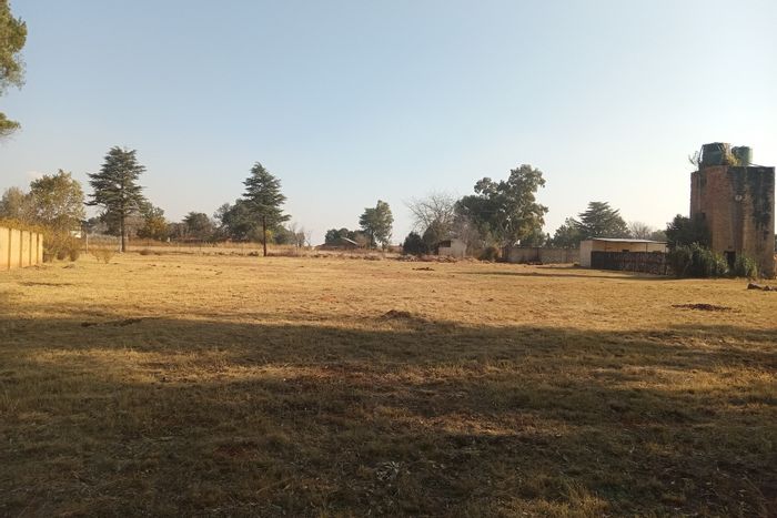 Farm To Rent in Tedderfield AH: 3000sqm yard, borehole water, shared space.