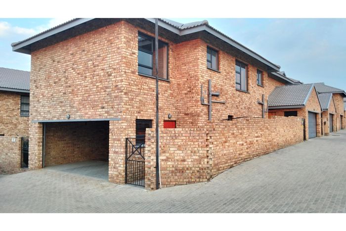 For Sale: 4-Bedroom Townhouse in Ruimsig with Pool, Solar, and Garage.