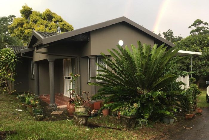For Sale: Westcliff House with 3 Bedrooms, Security, Parking, and Garden.
