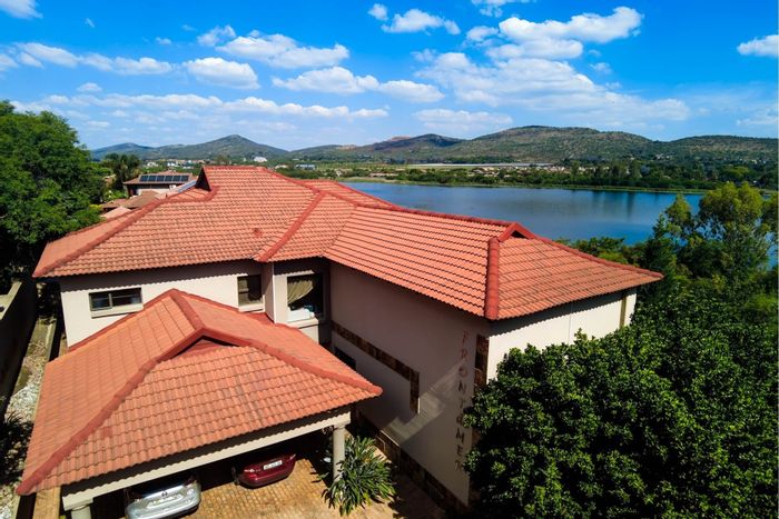 Birdwood Estate House For Sale: Top-floor living, panoramic views, spacious layout, ample parking.