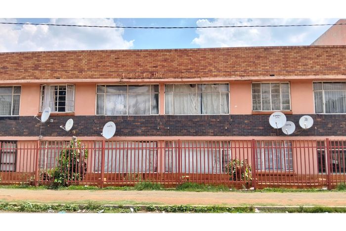 2-Bedroom Apartment For Sale in Florida with courtyard, parking, and fiber internet.