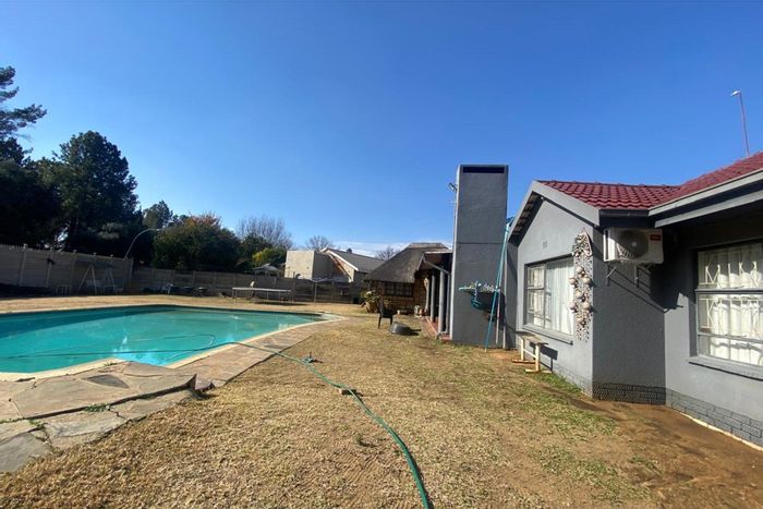 5-bedroom house for sale in Sasolburg Central with spacious outdoor and parking amenities.