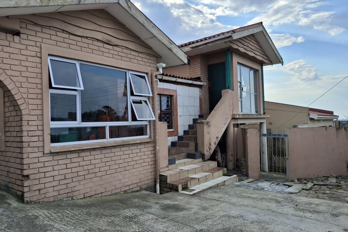 Buffalo Flats House For Sale: 5 bedrooms, 4 bathrooms, rental income potential.