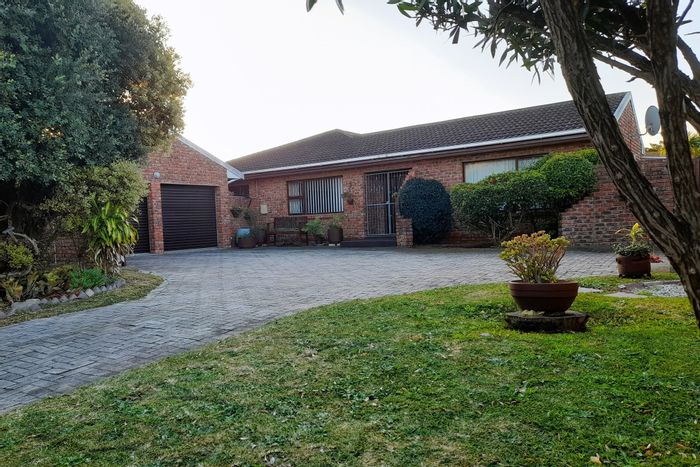 Walmer Downs House For Sale: 4 beds, pool, indoor braai, ample parking.