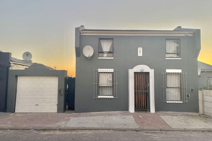 Fountain Village House For Sale: 3 Bedrooms, ample parking, and expansion potential.