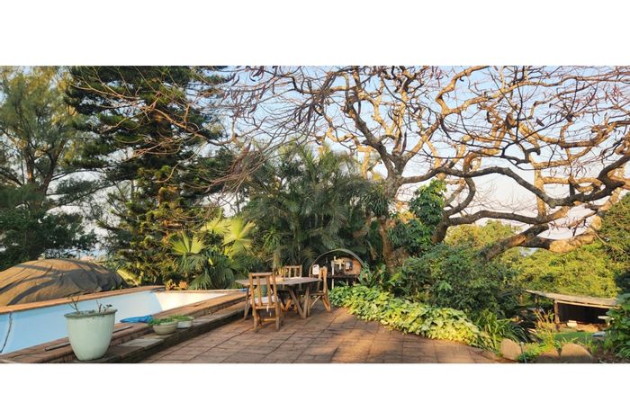 For Sale: House in Tugela Mouth with pool, study, and spacious garages.