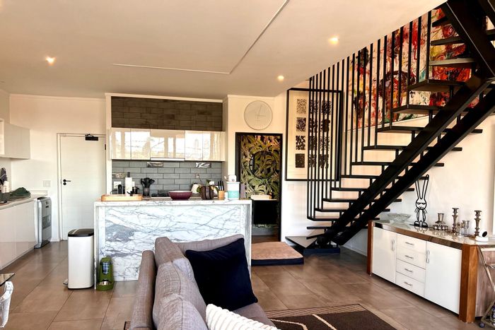 Hyde Park House To Rent: 3 en-suite bedrooms, garden, solar energy, low-maintenance living.