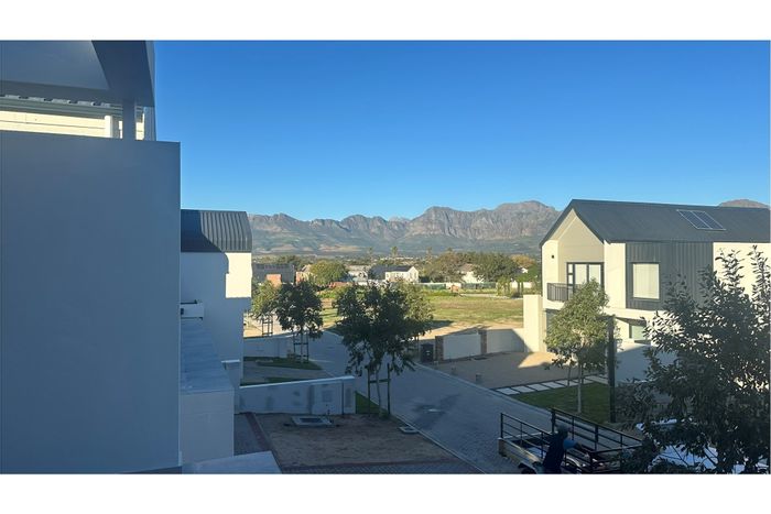 House To Rent in Paarl Central: 3 beds, en-suites, pet-friendly, secure estate.