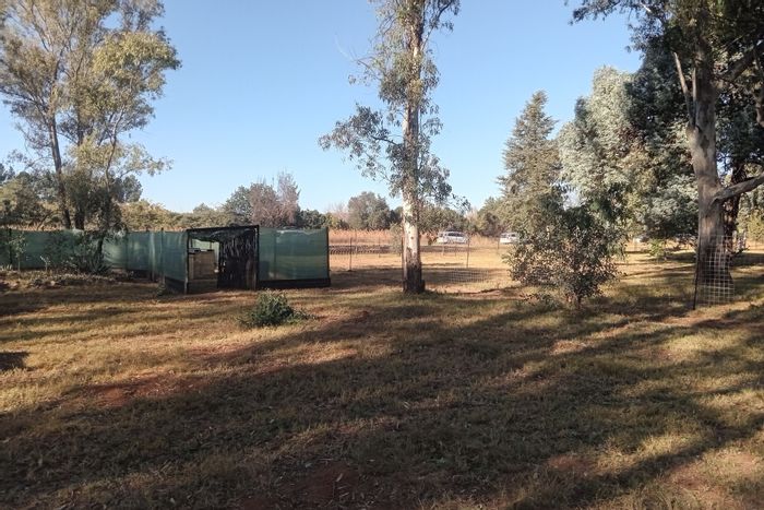 Farm To Rent in Tedderfield AH: 7000sqm yard, fenced, office, water included.
