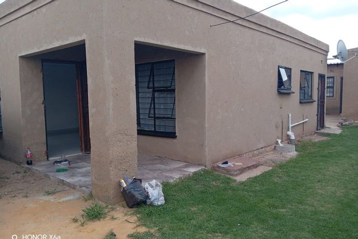 2 Bedroom House For Sale in Lakeside with Rental Income Potential and Parking.