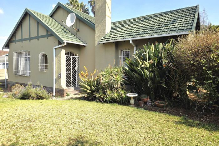 Lambton Gardens House For Sale: 3 Bedrooms, ensuite, garage, parking, security features.