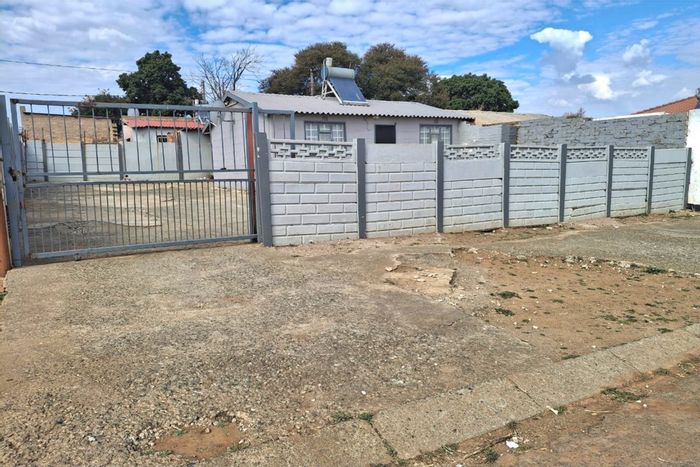Eldorado Park House For Sale: 2 beds, spacious yard, great renovation potential.