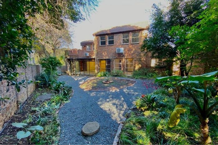 3-Bedroom Townhouse To Rent in Sandown with 24-hour security and double garage.