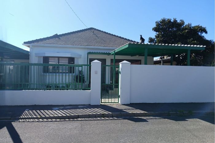 House to Rent in Lochnerhof: 3 beds, 2 baths, near Strand Beach, pet-friendly.