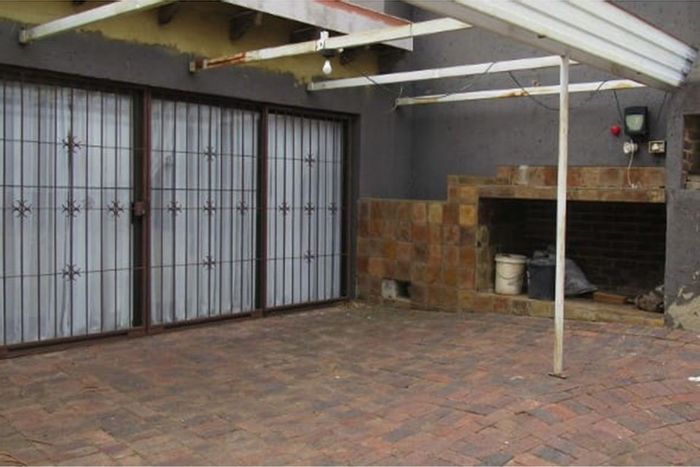 Kloofendal House For Sale: 5 Bedrooms, Garden, Garage, Jacuzzi, Staff Accommodation.