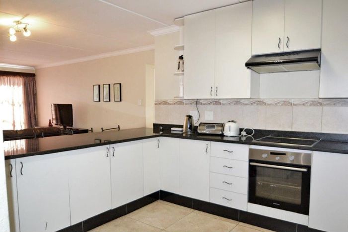 Morningside Apartment To Rent: 3 beds, garden, pool, 24-hour security, parking.