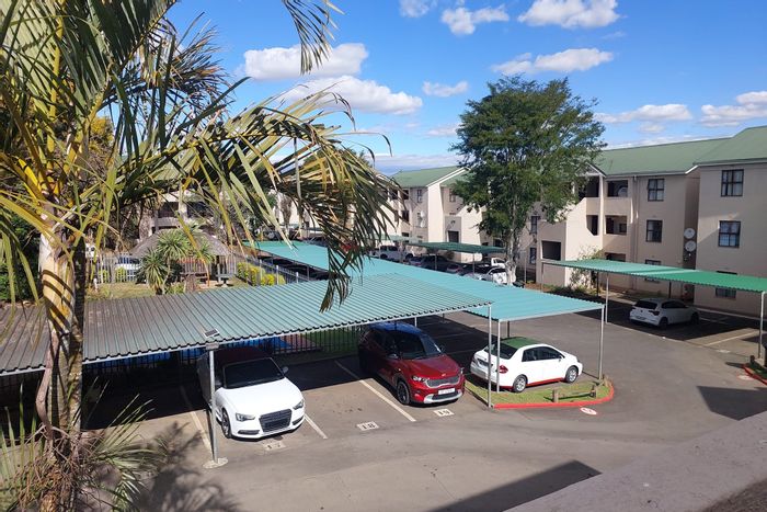 Pelham Apartment For Sale: 2 beds, pool, tennis court, secure parking, outdoor spaces.
