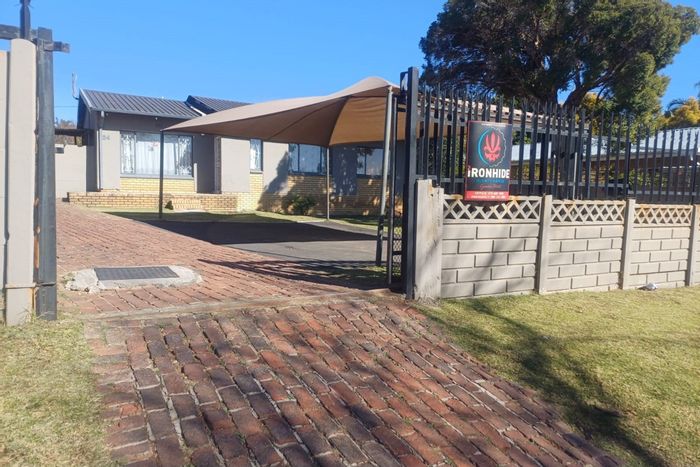 De Klerkshof House To Rent: 3 Bedrooms, pet-friendly, secure entrance, parking available.
