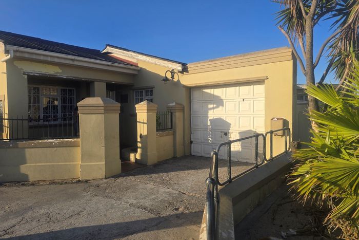 For Sale: House in New Woodlands with 3 bedrooms, storeroom, and secure parking.