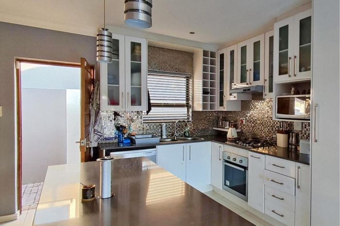 Pomona Cluster For Sale: 3 beds, pool, garden, near schools and highways.