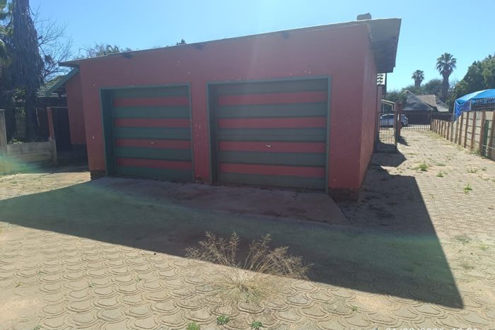 House for Sale in Meiringspark: 3 beds, pool, garden, garage, renovation opportunity.