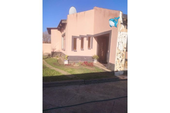 Evaton North House For Sale: 2 Bedrooms, spacious kitchen, secure yard, near amenities.