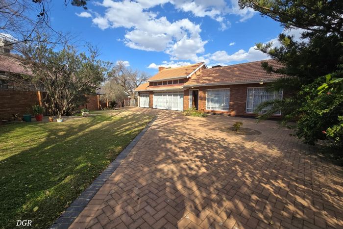 Klisserville House For Sale: 6 bedrooms, pool, garden, parking, near amenities.