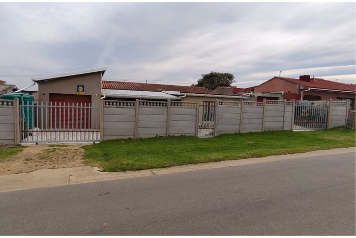 4-Bedroom House To Rent in Pacaltsdorp with internal braai and security features.