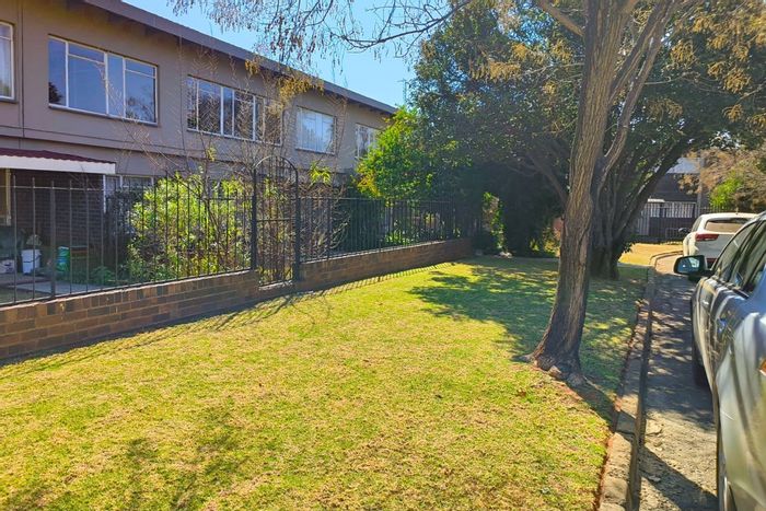 For Sale: Apartment in Adamayview with 2 bedrooms, secure parking, and convenient location.