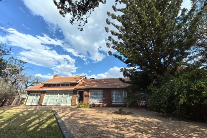 Klisserville House For Sale: Spacious layout, pool, guest room, and flatlet included.