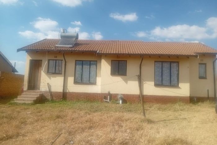3 Bedroom House For Sale in Lawley with large yard and en-suite.
