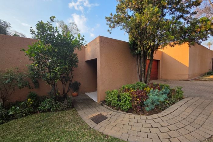 House to Rent in Paulshof: 2 beds, garden, patio, secure estate, pet-friendly.