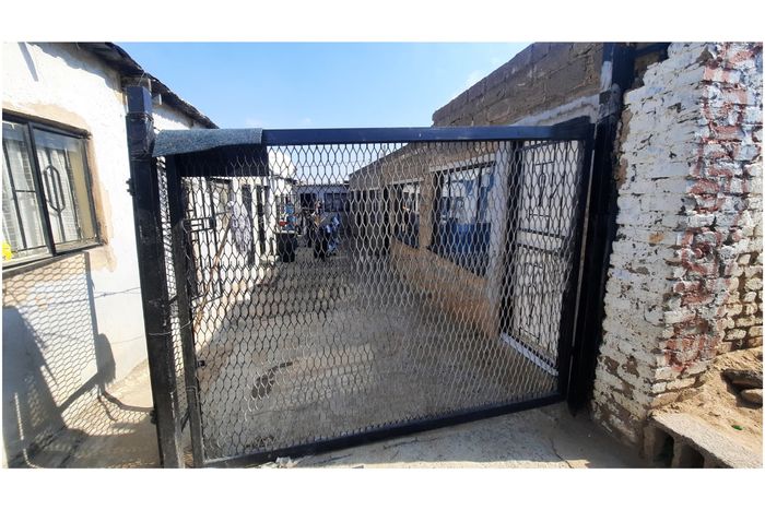 9-Bedroom House For Sale in Ivory Park with Rental Income and Parking Spaces.