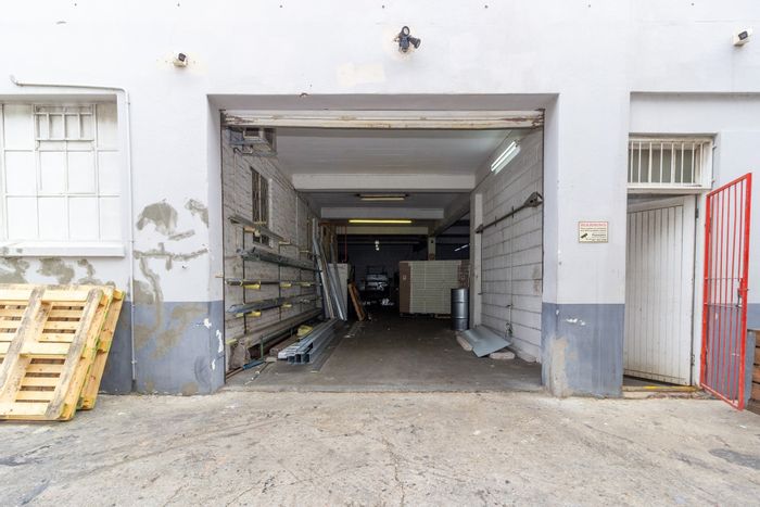 Industrial warehouse in Korsten, 502 sqm, secure access, office space, parking available. To Rent.