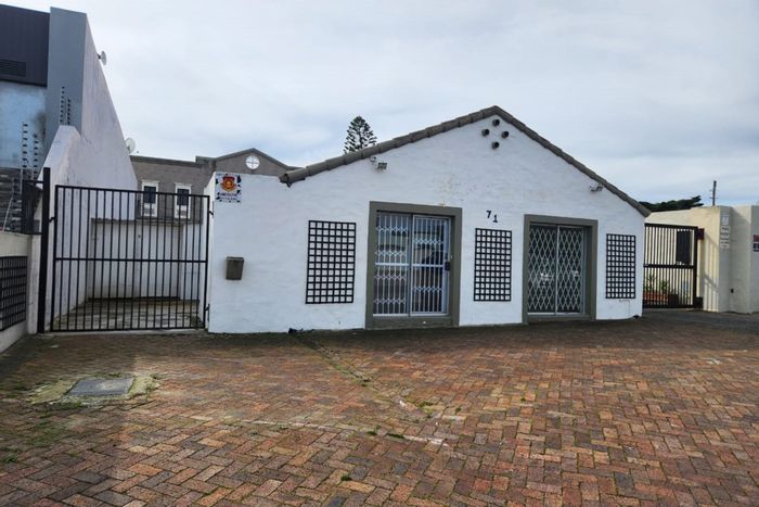 Retail space to rent in Table View, 175 sqm, high foot traffic, parking included.